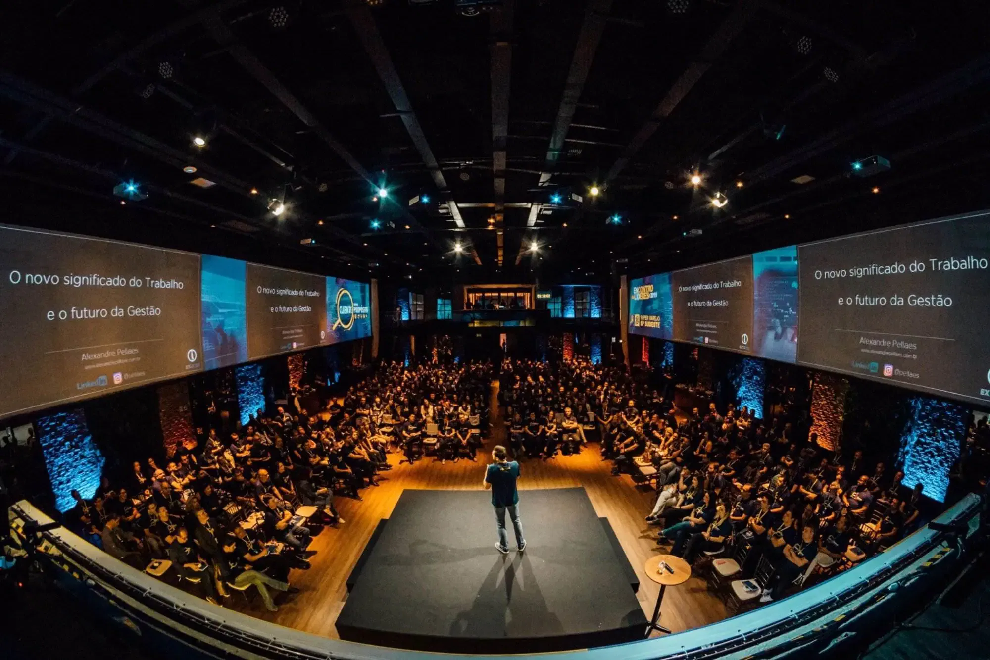 Een spreker op een podium tijdens een internationaal congres waar een tolk Roemeens de presentatie vertaalt voor de aanwezigen in de zaal.